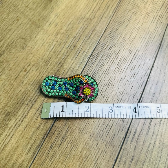 Heidi Daus “Summer Sandal” Pin - Picture 3 of 4